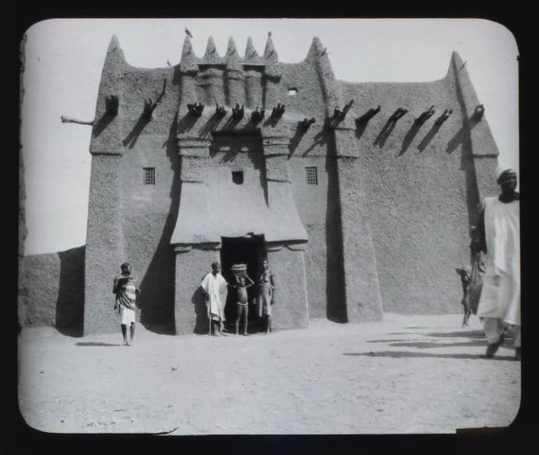 Kadidiacouliba's tweet photo. 🕌🇲🇱 Depuis plus de mille ans, Djenné témoigne de la richesse culturelle du Mali. ✨
#Djenné #Histoire #Mali https://t.co/JSrDRsItGd