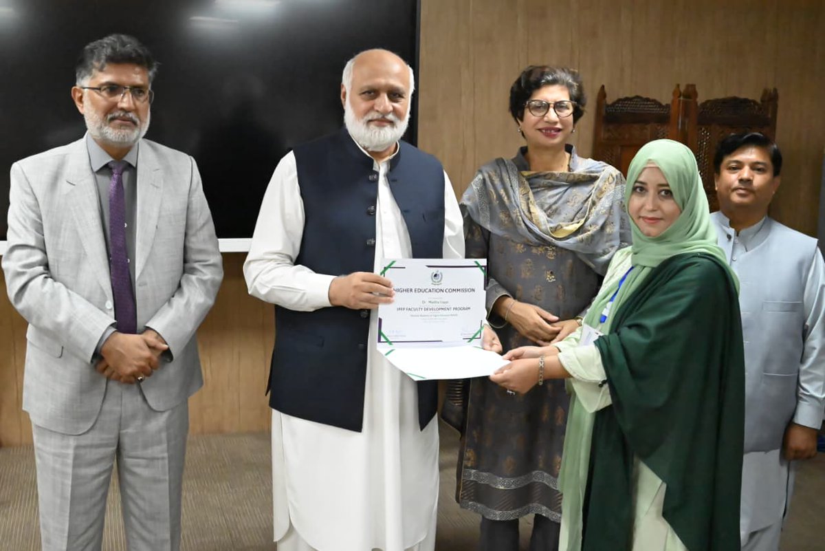 hecpkofficial's tweet photo. Chairman HEC @DrNiazAhmadSI awarded certificates to the participants of NAHE-HEC's National Faculty Development Programme (NFDP), Cohort-IX, for the Interim Placement of Fresh PhDs (IPFP) Fellows.
#HEC #NAHE #IPFP https://t.co/sHdbSrKSRT