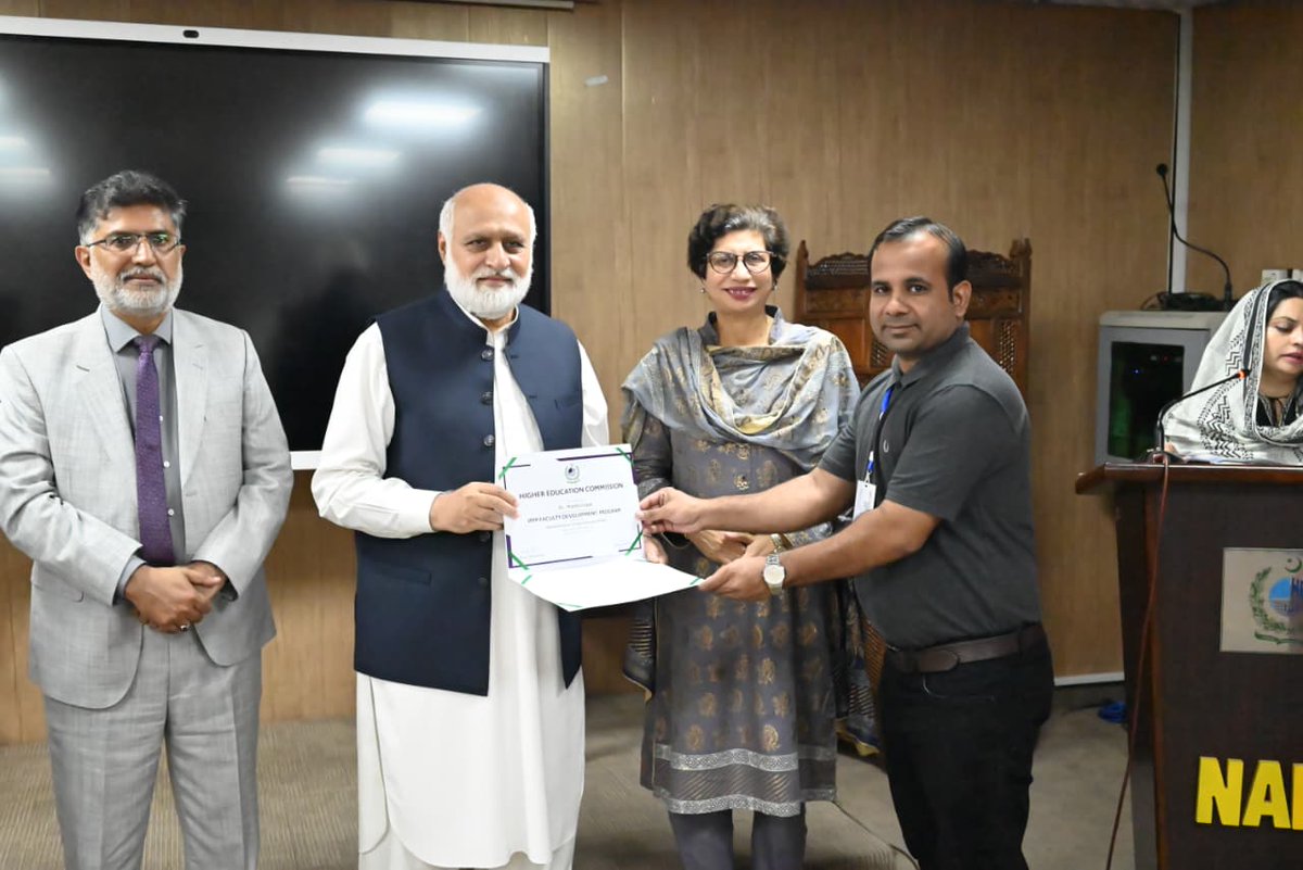 hecpkofficial's tweet photo. Chairman HEC @DrNiazAhmadSI awarded certificates to the participants of NAHE-HEC's National Faculty Development Programme (NFDP), Cohort-IX, for the Interim Placement of Fresh PhDs (IPFP) Fellows.
#HEC #NAHE #IPFP https://t.co/sHdbSrKSRT