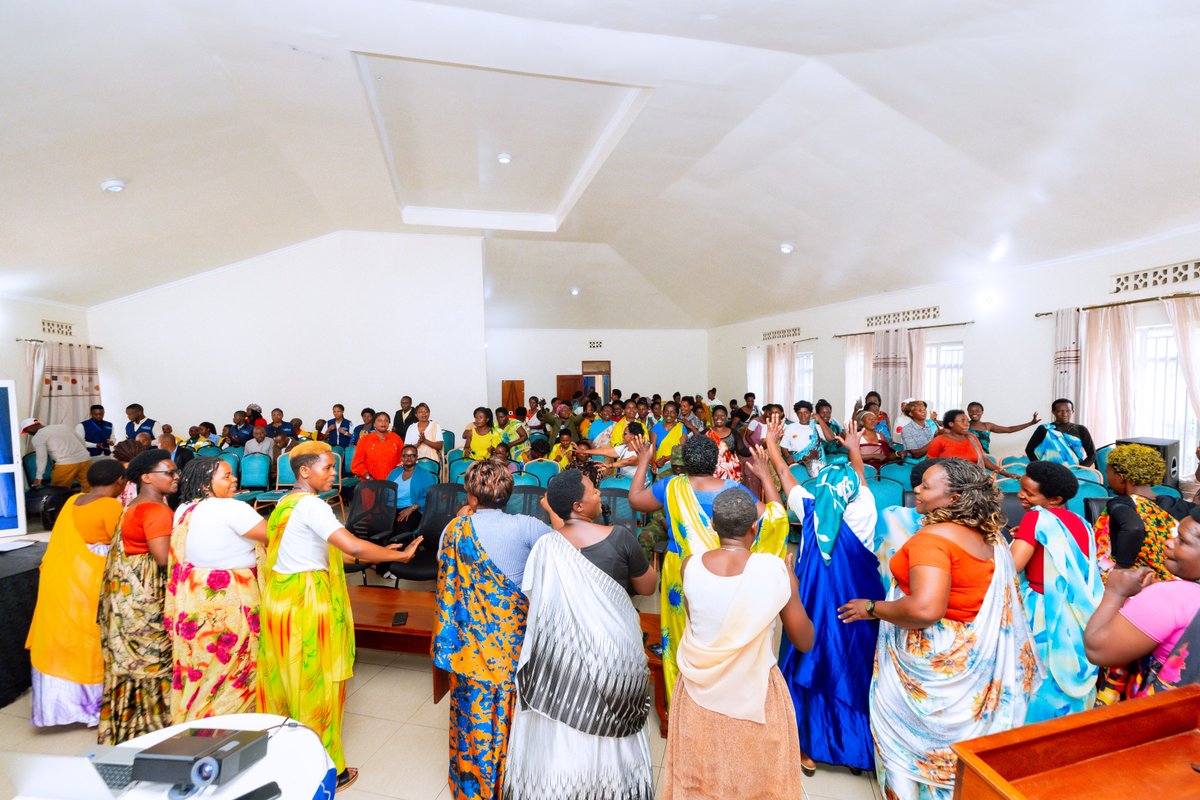 CentralBankRw's tweet photo. Uyu munsi, Guverineri @SorayaMHlive ari kumwe n' Guverineri w’Intara y’Iburengerazuba (@RwandaWest)
Ntibitura Jean Bosco bitabiriye isozwa rya gahunda y'ubukangurambaga bwo gushishikariza abagore kwishyurana no guhererekanya amafaranga hakoreshejwe telefoni ngendanwa #GendanaKonti hagamijwe kwihaza mu by'imari mu karere ka
@NyabihuDistrict.

Iyi gahunda isize muri aka karere abagore barenga 355,000 bigishijwe kuri serivisi z'imari, hanashyirwa mu ikoranabuhanga rya terefoni ngendanwa bashya barenga 6,000 mu gihe cy'umwaka.

#BNREngage 
#GendanaKonti