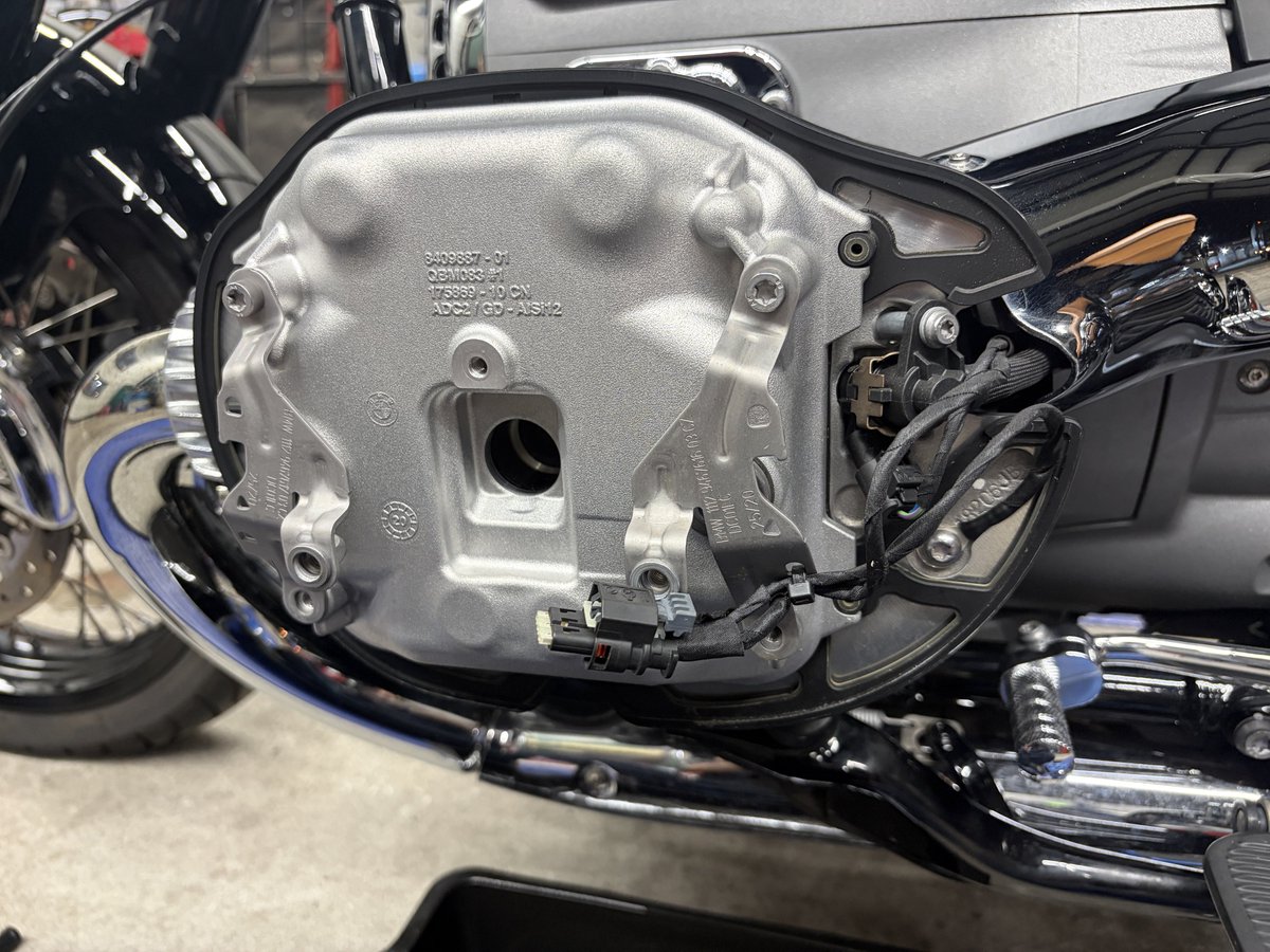 MotoCar19's tweet photo. 本日の夜間作業は長い九州旅から帰ってきた #R18 エンジンオイル交換及びバルブクリアランス調整。
6000kmごとの調整。
#BMW https://t.co/8PVFo70oGB