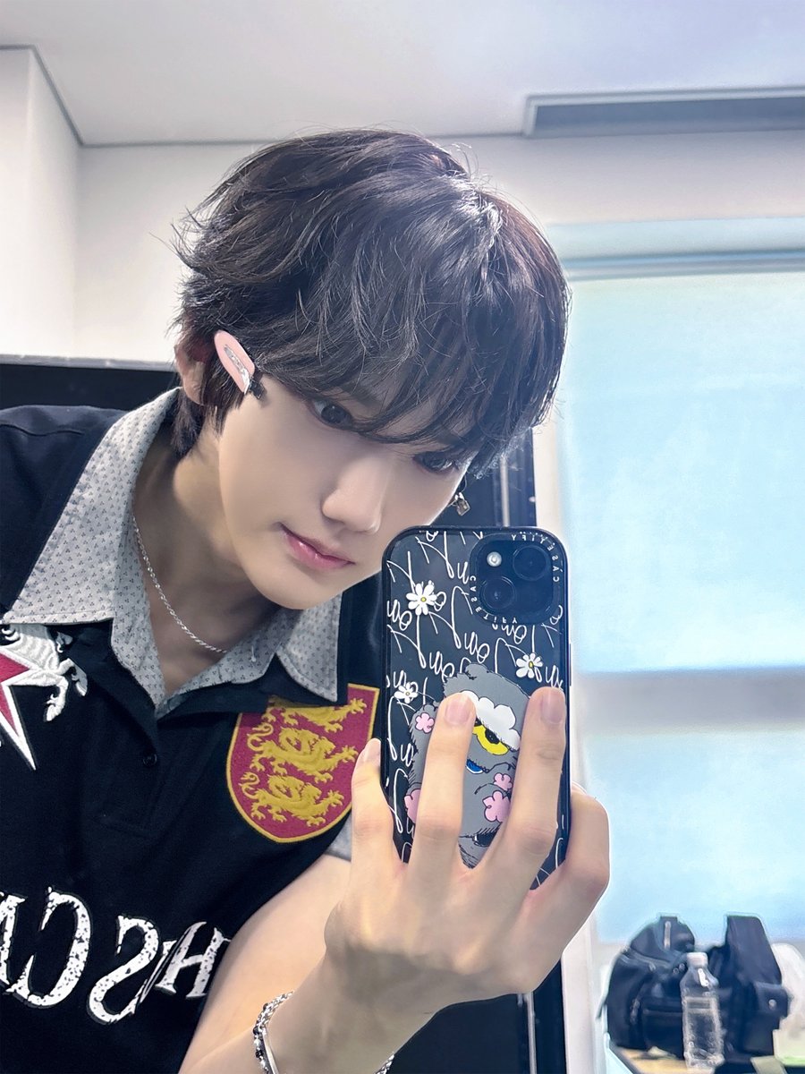 KEYVITUP_inkode's tweet photo. [#현민] 

🖤😵‍💫

#HYUNMIN
#KEYVITUP #KVP #키빗업 https://t.co/J6AljisFre