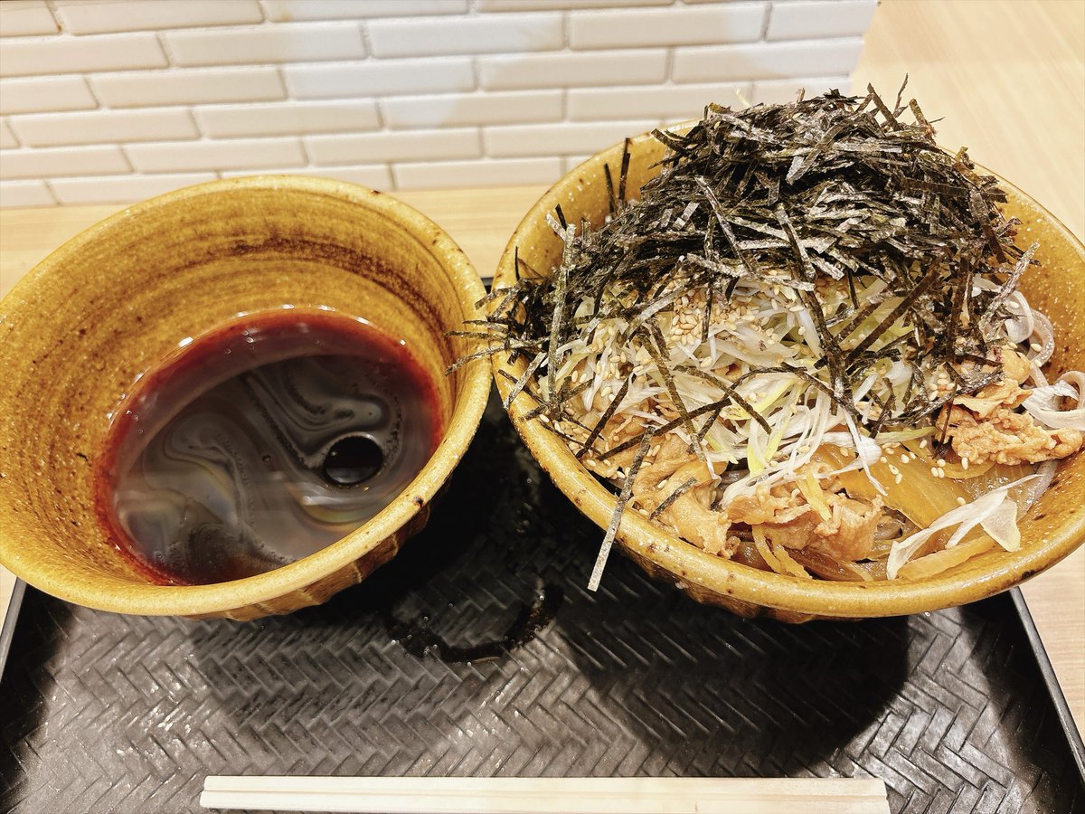 pompompoti1's tweet photo. なぜ蕎麦にラー油を入れるのか。
ポーク肉そば 大盛り https://t.co/8xWw1RBIJC