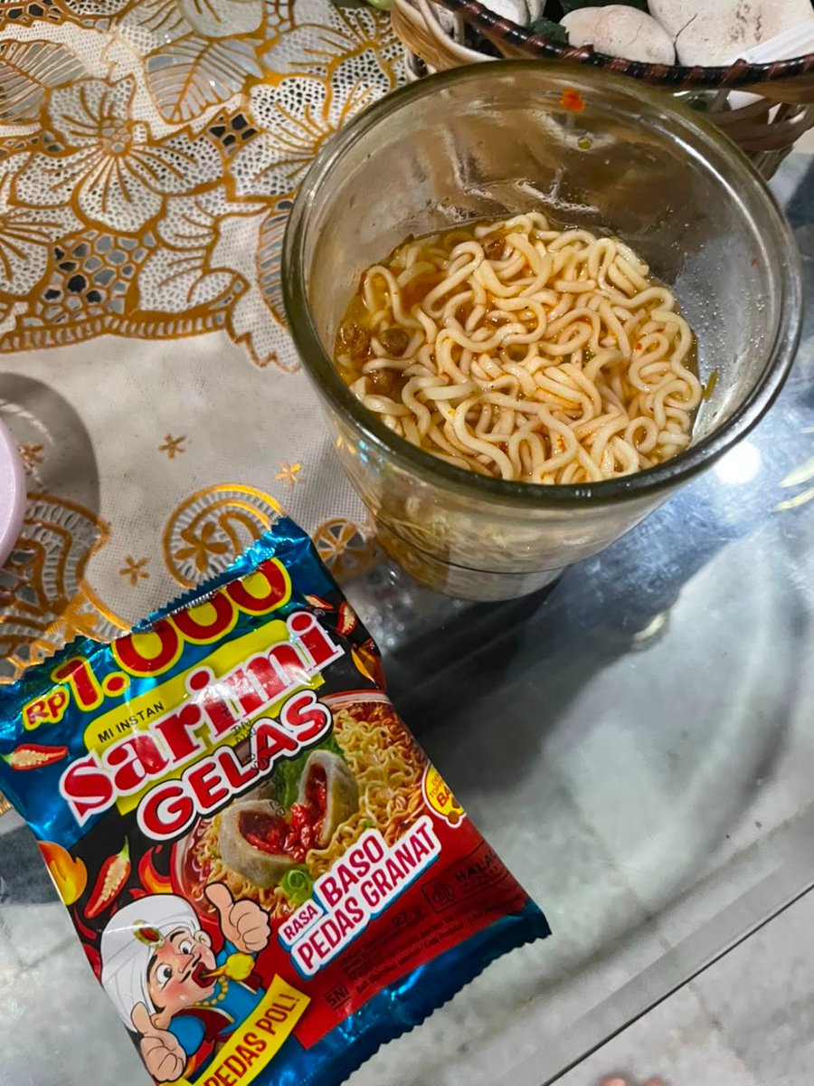 Jalalidam's tweet photo. Baru kali ini lihat sarimi gelas baso granat. Dari namanya aja udah bikin penasaran. https://t.co/izSsDlOzjB