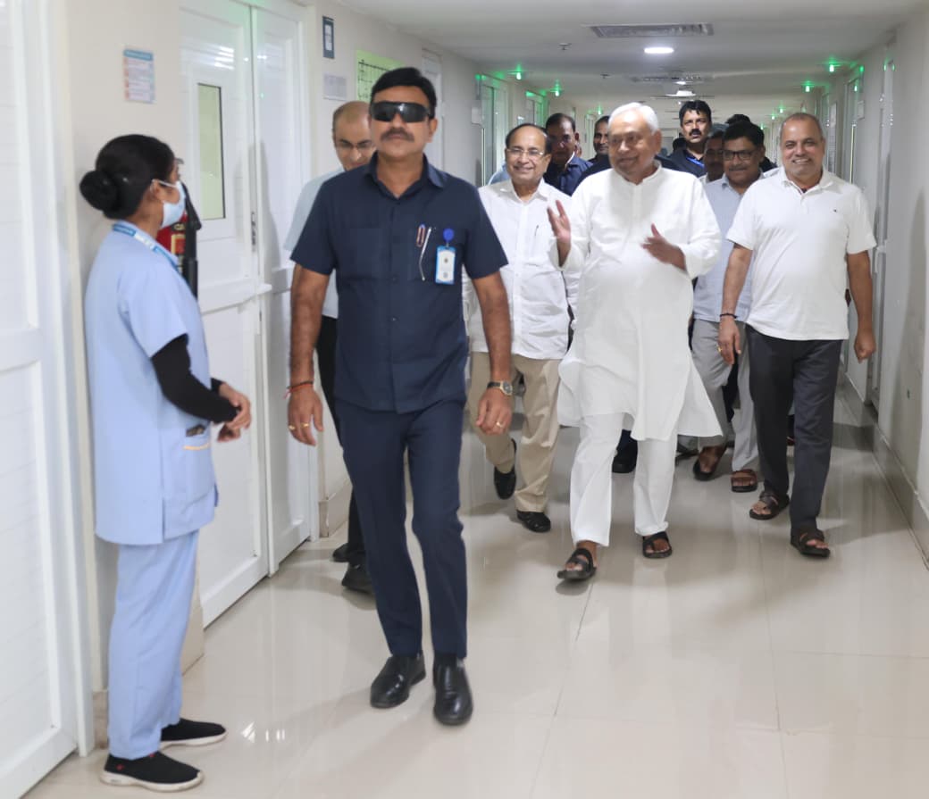 CMBiharNK's tweet photo. पटना स्थित बिग अपोलो स्पेक्ट्रा अस्पताल में उपचाररत बेतिया निवासी श्री अंकित तोदी से मुलाकात कर उनका कुशलक्षेम जाना तथा उनके शीघ्र स्वास्थ्य लाभ की कामना की। 

#JDU #Bihar #NitishKumar https://t.co/K4abVLMejw