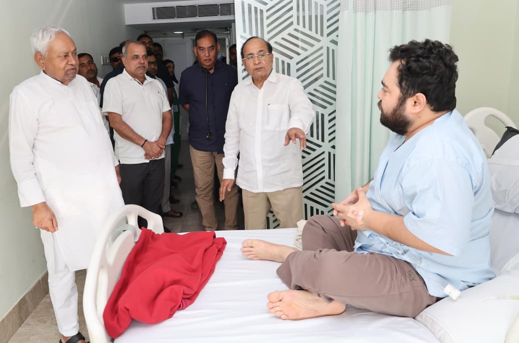 CMBiharNK's tweet photo. पटना स्थित बिग अपोलो स्पेक्ट्रा अस्पताल में उपचाररत बेतिया निवासी श्री अंकित तोदी से मुलाकात कर उनका कुशलक्षेम जाना तथा उनके शीघ्र स्वास्थ्य लाभ की कामना की। 

#JDU #Bihar #NitishKumar https://t.co/K4abVLMejw