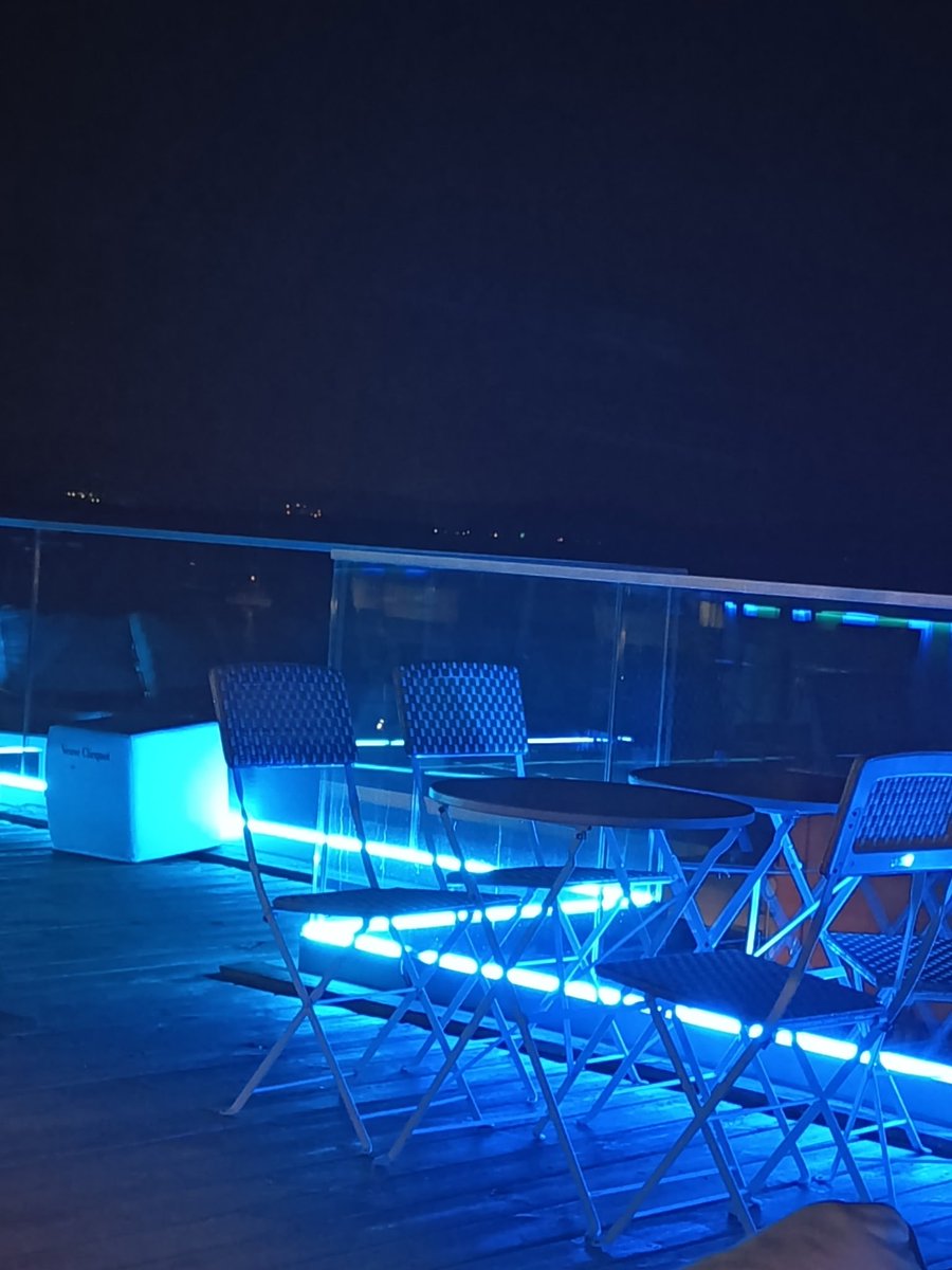 FedericoDem5's tweet photo. Neon rooftop https://t.co/vnZfZ7MB4J