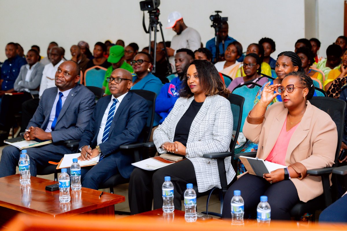 CentralBankRw's tweet photo. Uyu munsi, Guverineri @SorayaMHlive ari kumwe n' Guverineri w’Intara y’Iburengerazuba (@RwandaWest)
Ntibitura Jean Bosco bitabiriye isozwa rya gahunda y'ubukangurambaga bwo gushishikariza abagore kwishyurana no guhererekanya amafaranga hakoreshejwe telefoni ngendanwa #GendanaKonti hagamijwe kwihaza mu by'imari mu karere ka
@NyabihuDistrict.

Iyi gahunda isize muri aka karere abagore barenga 355,000 bigishijwe kuri serivisi z'imari, hanashyirwa mu ikoranabuhanga rya terefoni ngendanwa bashya barenga 6,000 mu gihe cy'umwaka.

#BNREngage 
#GendanaKonti