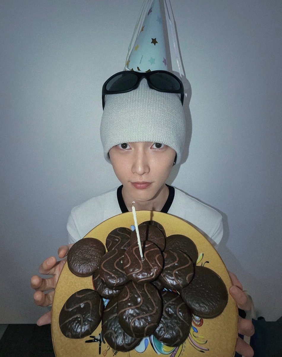 xx__archive's tweet photo. 260631 #XNGHAN instagram update

"1st anniversary 🍡" https://t.co/ct2pN0a3gC