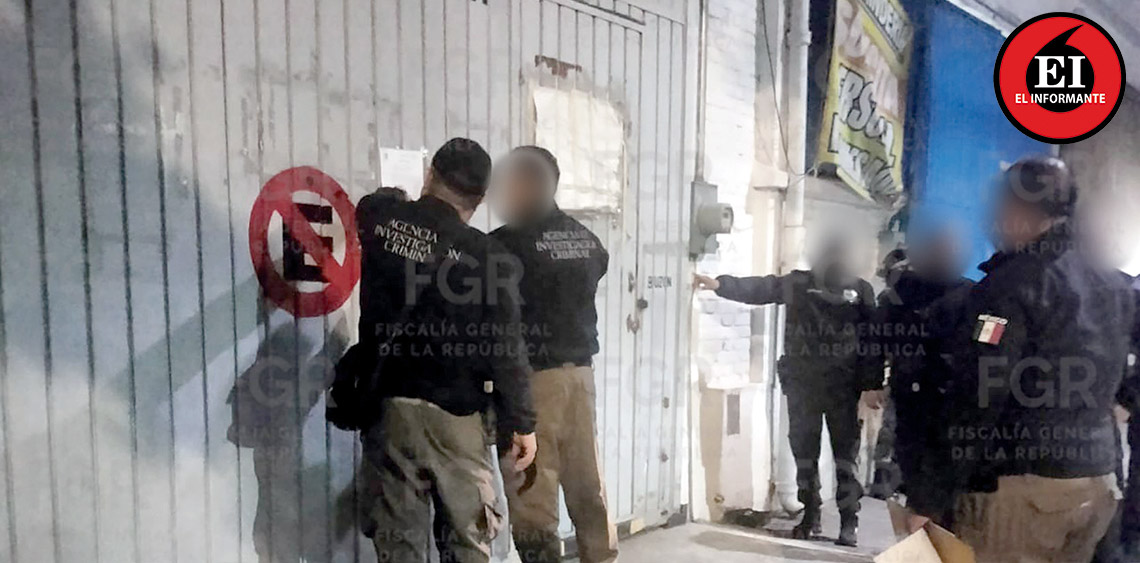ElInformanteMX's tweet photo. ¡Golpe al #huachicol en #Naucalpan! @FGRMexico asegura cinco mil litros de #combustible #ilegal
#Autoridades localizaron combustible, #EquipoDeDespacho y otros #indicios relacionados con #delitos en materia de #hidrocarburos.
Tags: @SSPCMexico @Pemex
https://t.co/Tn3hVHfXyL https://t.co/ry6BYssTLW