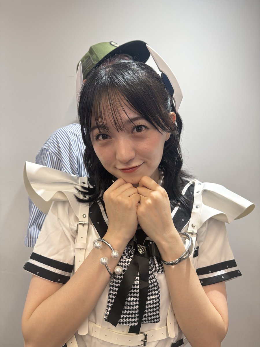tajima_SPICE's tweet photo. 完璧な写り込み！
[写り込みチャレンジ]とは、推しと一緒に写りたいが画角が50-50だと…なんか自分の割合が多くないか？って気持ち陰キャなヲタクが到達した境地である。
ワンショットの画角で推しが画面いっぱいにいて、少し自分の痕跡も残せる…。
#小牟礼愛子
#ギガラビ
#写り込みチャレンジ https://t.co/ZyariYQJHe