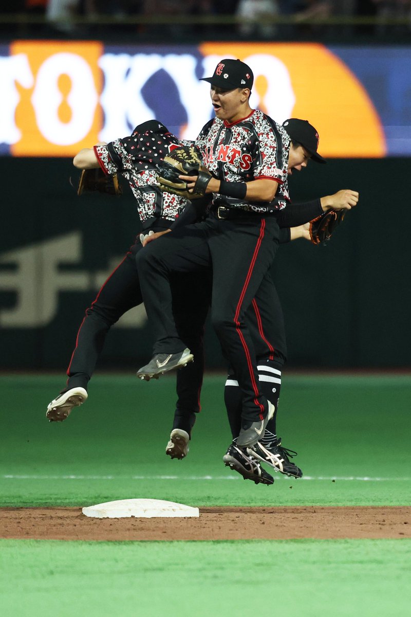TokyoGiants's tweet photo. 【九回表】巨人 6-0 DeNA

3番手 #泉圭輔 投手は、二死から二塁打を許すも、後続を抑え、ゲームセット🙌 https://t.co/NES5IV37qk