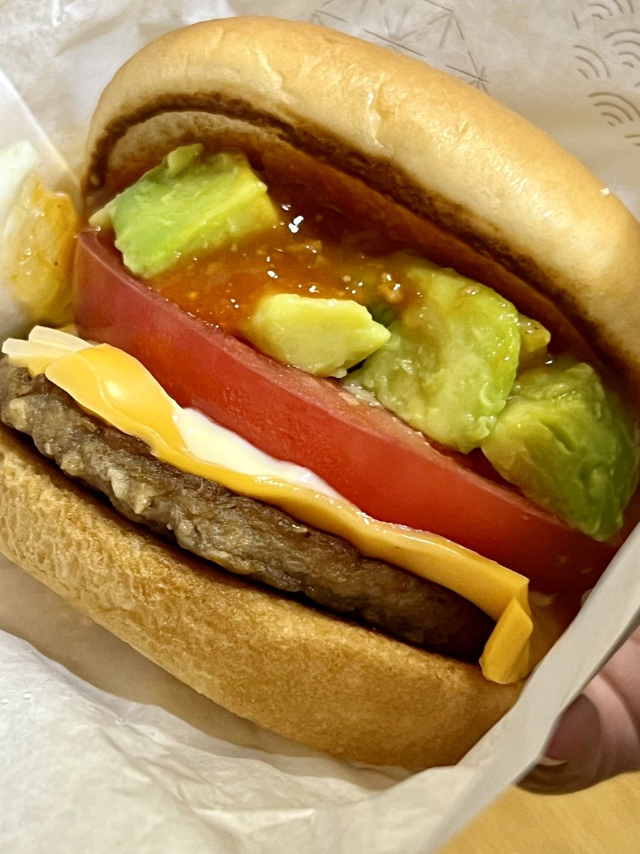 sie_kano's tweet photo. モスッ！アボカドタコスバーガー！
アボカドに目がない
🥑×🌮＝🍔🦑 https://t.co/8ALNfXISol