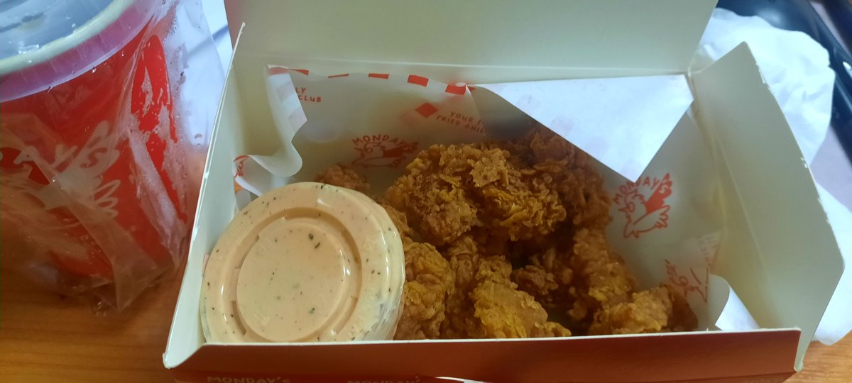 Sirawadee2's tweet photo. สั่ง Monday's Fried Chicken มาลองละ เซ็ตสะโพก 4 ชิ้น คิดว่าจะมาเล็กๆ ไม่เลยชิ้นใหญ่มาก กรอบนอก เนื้อในฉ่ำ ซอส signature ก็อร่อยมาก ดีเลยอ่ะ ไว้ว่างกว่านี้จะไปชิมที่ร้านแล้วลองซอสอื่นอีก
#MondayFriedChicken
#uppoompat https://t.co/obFu1Kw1wu