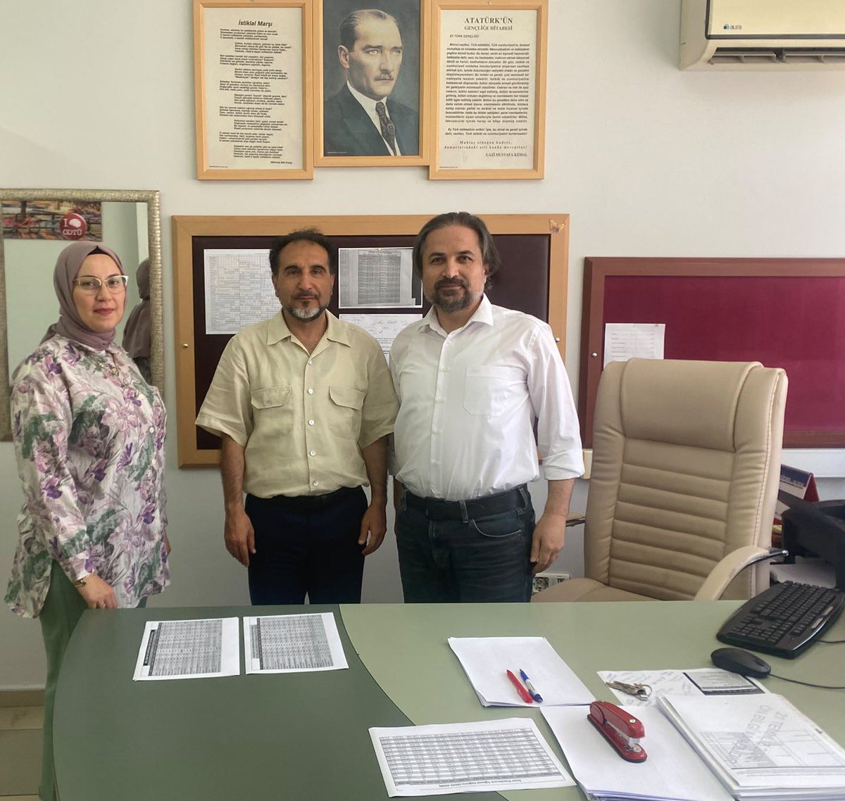 YldrmDEMRC's tweet photo. Rehber Öğretmenlerimizin Fedakârlığı Takdire Şayandır

Bakanlığımızın talimatları doğrultusunda ilçemizdeki okullarda kurulan tercih danışmanlığı biriminde görev yapan rehber öğretmen/psikolojik danışmanları ziyaret ettik. Öğretmenlerimizin; gençlerimizin umutlarına ışık olduklarına şahit olduk.

Evlatlarımızın topluma ve devlete karşı faydalı ve iyi bir insan olabilmeleri için sosyal duygusal, akademik ve mesleki gelişimlerini destekleyen Psikolojik Danışman ve Rehber öğretmenlerimiz, eğitim kurumlarımızda en kritik görevi yerine getirmektedir.
 
Meslektaşları sayfiye yerlerinde tatil yaparken rehber öğretmenlerimiz gençlerimizin geleceğine yön veriyor. LGS ve YKS tercih danışmanlığı birimlerinde görev yapan rehber öğretmenlerimizin sorumluluk duygusu içerisinde özverili ve gayretli çalışmaları takdire şayandır. 

Büyük ve güçlü Türkiye hikâyesini yazacak olan gençlerimizin, hayallerini kurduğu üniversitelere yerleşmelerini ve her şeyin gönüllerince olmasını temenni ediyoruz.

@tcmeb @istanbulilmem @PendikMEM