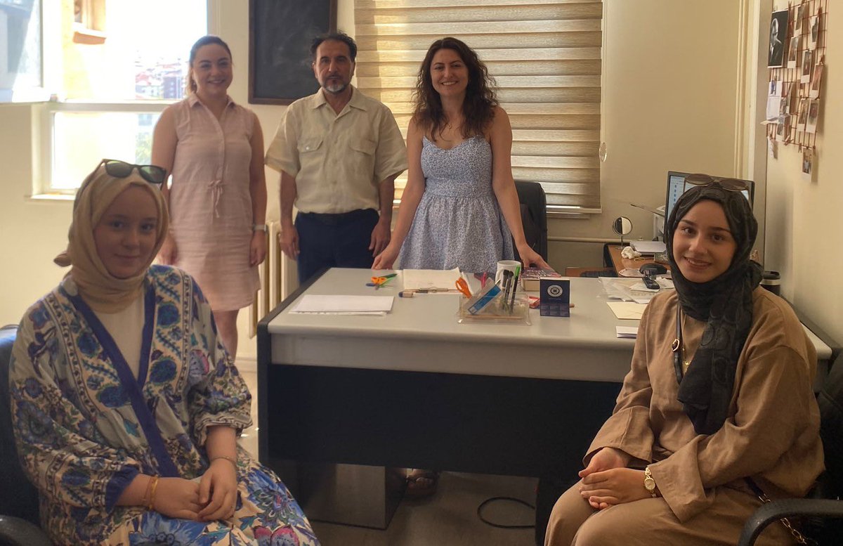 YldrmDEMRC's tweet photo. Rehber Öğretmenlerimizin Fedakârlığı Takdire Şayandır

Bakanlığımızın talimatları doğrultusunda ilçemizdeki okullarda kurulan tercih danışmanlığı biriminde görev yapan rehber öğretmen/psikolojik danışmanları ziyaret ettik. Öğretmenlerimizin; gençlerimizin umutlarına ışık olduklarına şahit olduk.

Evlatlarımızın topluma ve devlete karşı faydalı ve iyi bir insan olabilmeleri için sosyal duygusal, akademik ve mesleki gelişimlerini destekleyen Psikolojik Danışman ve Rehber öğretmenlerimiz, eğitim kurumlarımızda en kritik görevi yerine getirmektedir.
 
Meslektaşları sayfiye yerlerinde tatil yaparken rehber öğretmenlerimiz gençlerimizin geleceğine yön veriyor. LGS ve YKS tercih danışmanlığı birimlerinde görev yapan rehber öğretmenlerimizin sorumluluk duygusu içerisinde özverili ve gayretli çalışmaları takdire şayandır. 

Büyük ve güçlü Türkiye hikâyesini yazacak olan gençlerimizin, hayallerini kurduğu üniversitelere yerleşmelerini ve her şeyin gönüllerince olmasını temenni ediyoruz.

@tcmeb @istanbulilmem @PendikMEM
