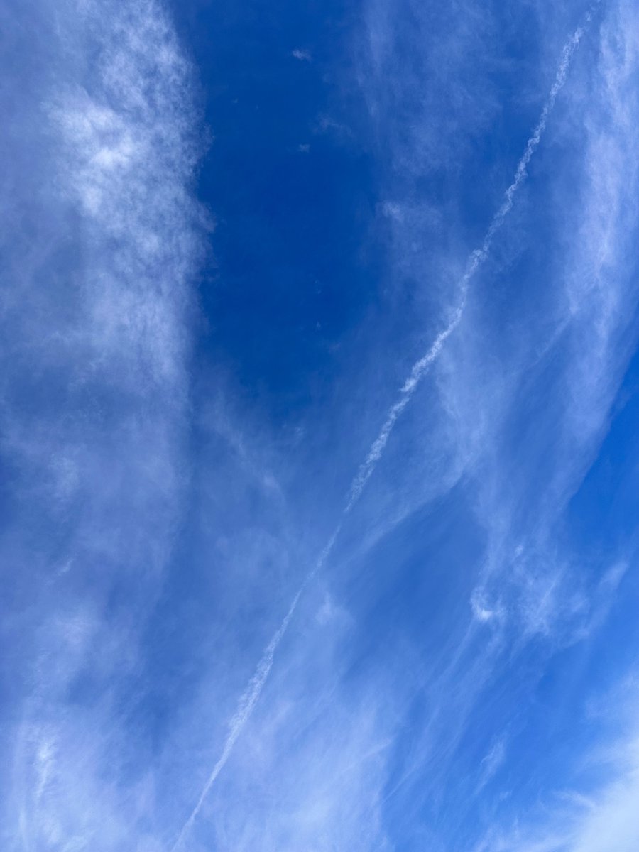 Korosuke74's tweet photo. a^2 + b^2 = c^2 
 #空  #雲  #ピタゴラスの空 https://t.co/w5WzpcyrXg