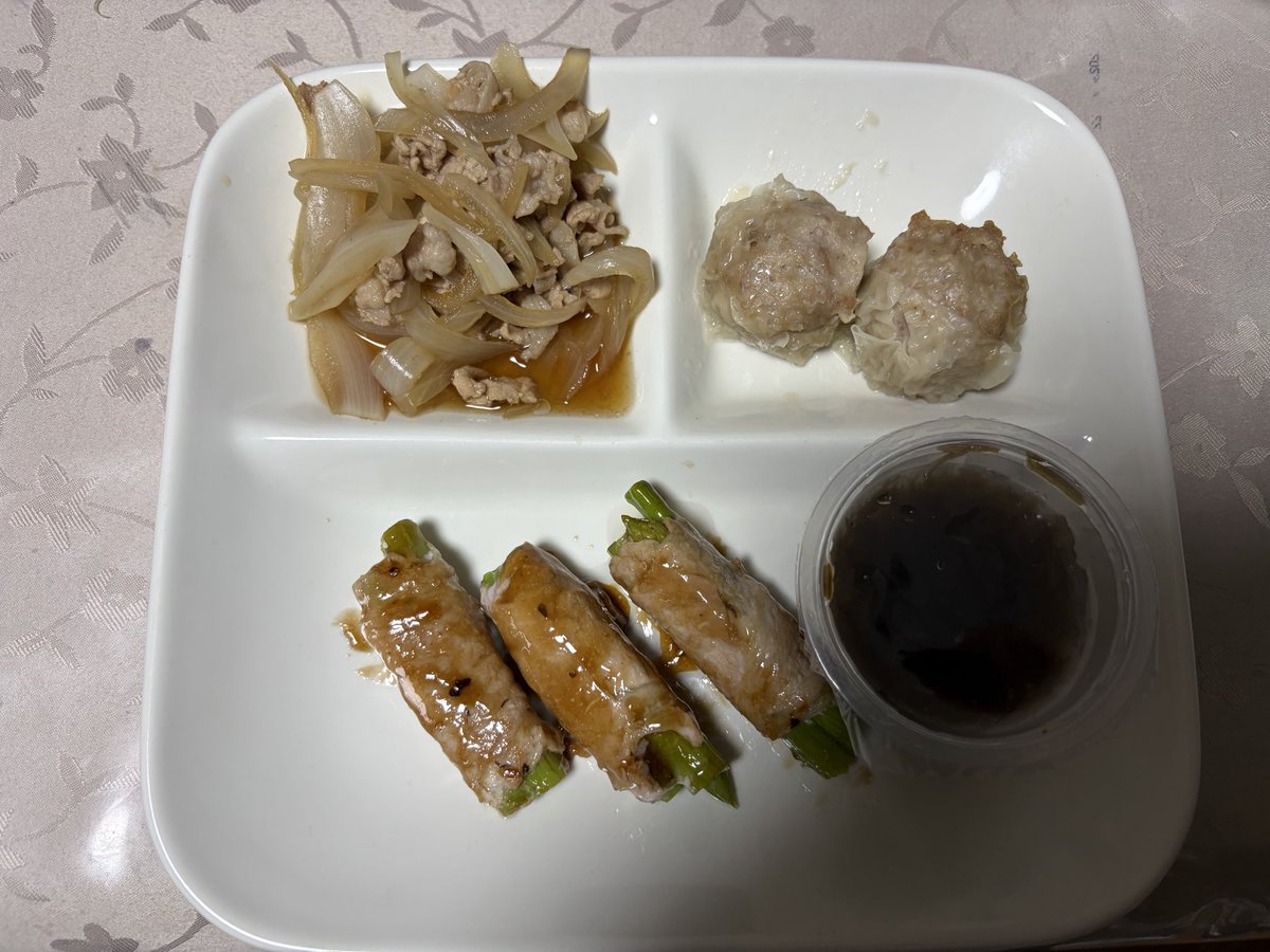 smiledent1919's tweet photo. 爺の作る爺飯

アスパラガスの肉巻き
豚丼
焼売
もずく酢

野菜が少なめでした
まっ、良いかぁ〜！ https://t.co/98vx0dAXJc