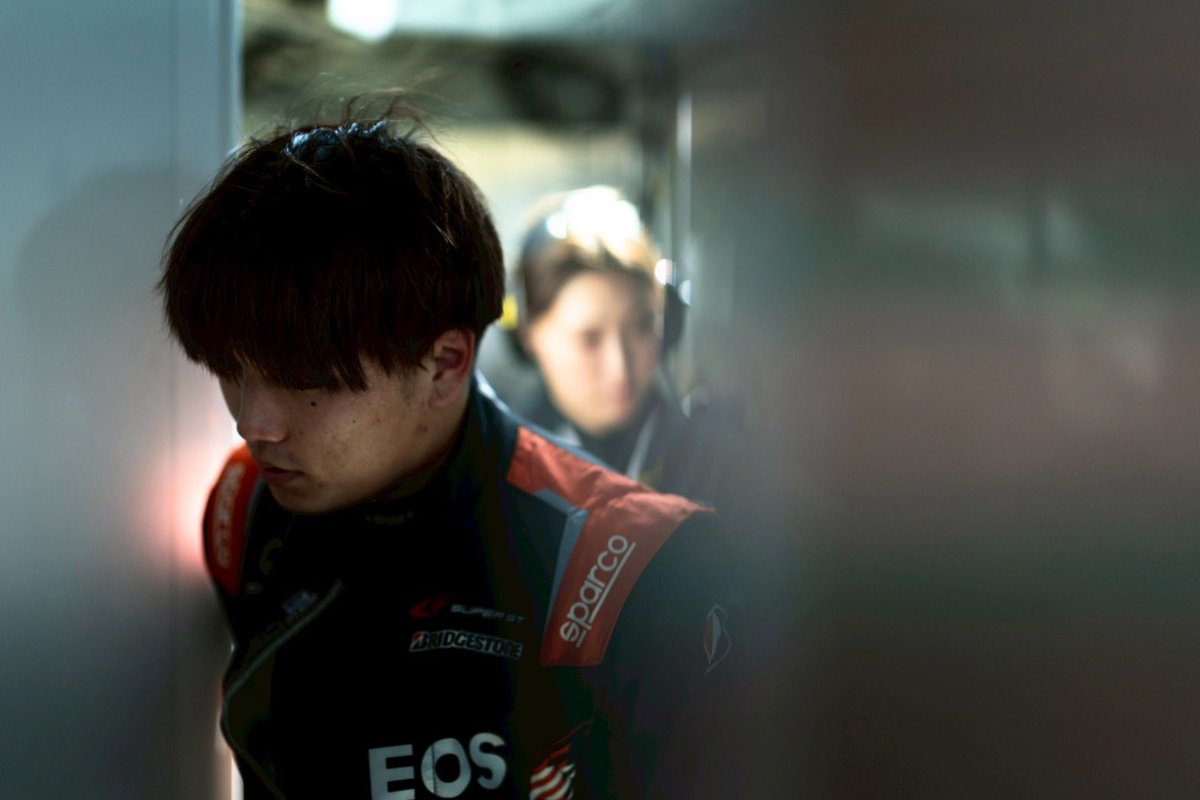 tokiya_s1208's tweet photo. 週末はSUPER GT Rd.4 FUJIです。
開幕戦以来のSuperGTですが、自分のやるべき事に変わりはありません。
再びこの場所に戻って来れた事に感謝し、自分の役割を完璧にこなすのみ。
一つでも上の順位で終えられるように全力で戦います👊
#supergt #rookieracing #eneosxprime https://t.co/Zlwxr2XVsl