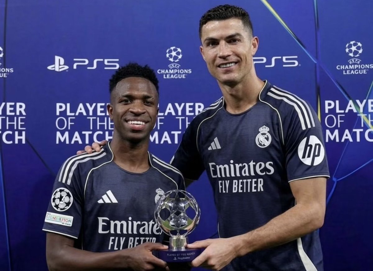 SeydinaOfficial's tweet photo. Le plus gros salaire de Cristiano Ronaldo au Real Madrid était de 25 M€ par an

Malgré 451 buts en 438 matchs, ballons d’or et 4 Ligues des champions, dès qu’il a demandé une revalorisation qui etait au dessus des moyens du club, Florentino Pérez n’a pas hésité à le laisser partir

Vinicius Jr ferait bien de s’en souvenir et d’arrêter de jouer avec le feu.