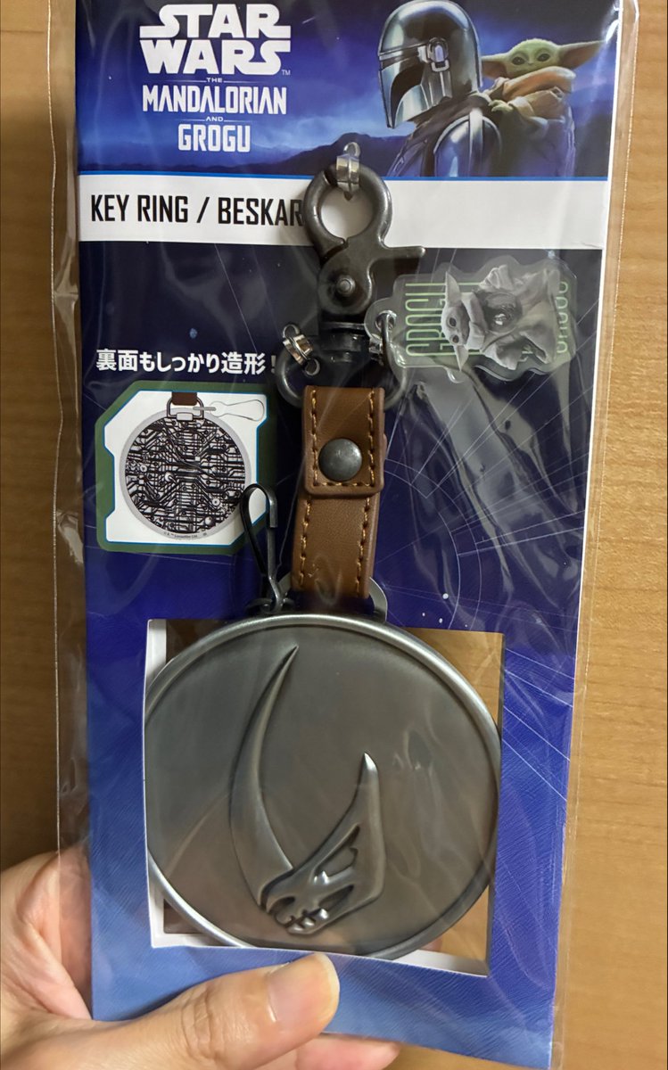 Abee_Rose3's tweet photo. 買うまい！と思ってたんだけど、どうしてもこのｷｰﾎﾙﾀﾞｰ欲しくて…。
しかしめっちゃ重い！裏の造形もすごい！ https://t.co/3INrKWyzOK