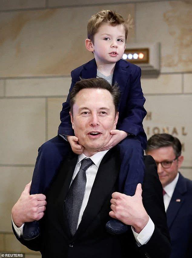 Iko577208164181's tweet photo. @elonmusk He created the moon i guess 🥹🪐 https://t.co/LJtfUAkqON