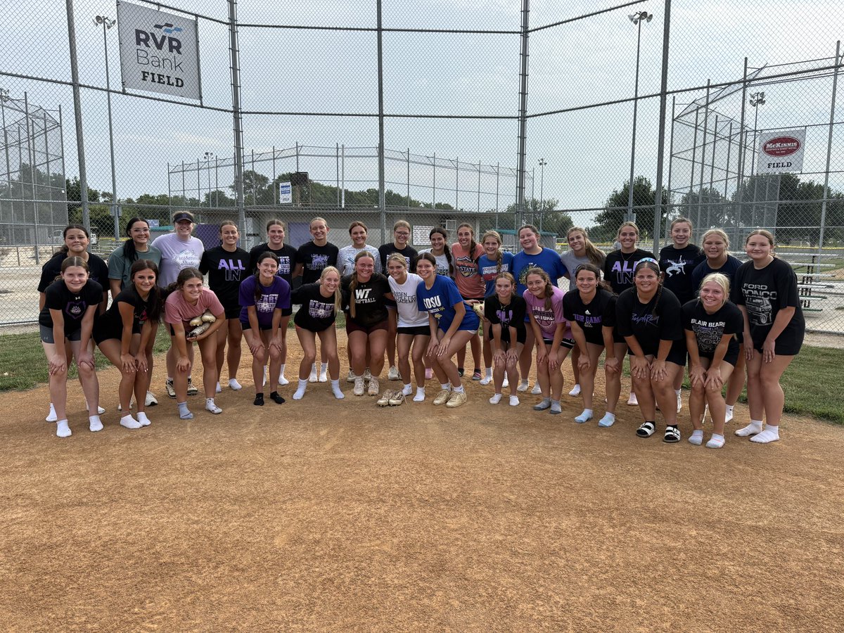 BlairBearSB1's tweet photo. We were fortunate to have Brooke come help us out at open field today! Keep grinding, kid! We’re so proud of you! 💜🐻🥎 Roll Bears! https://t.co/I90JjyTUM9