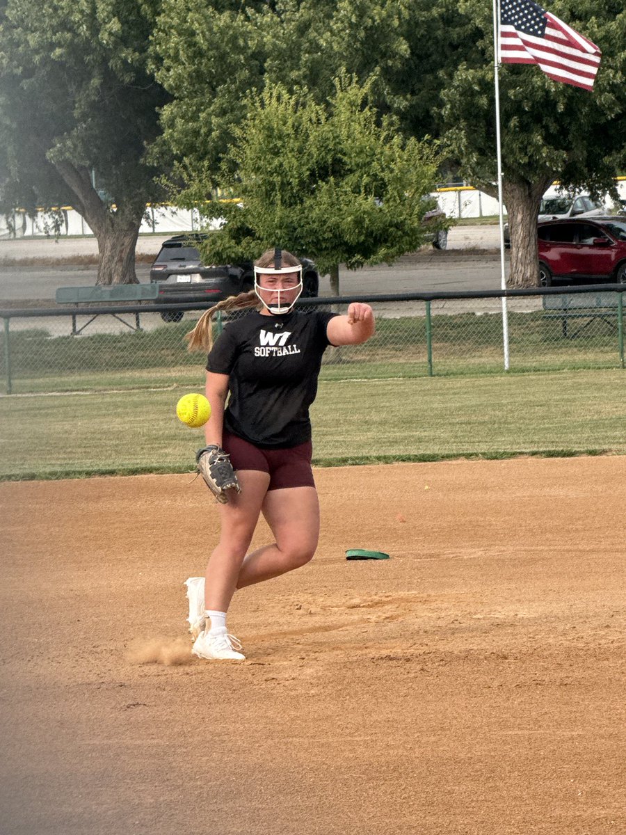 BlairBearSB1's tweet photo. We were fortunate to have Brooke come help us out at open field today! Keep grinding, kid! We’re so proud of you! 💜🐻🥎 Roll Bears! https://t.co/I90JjyTUM9
