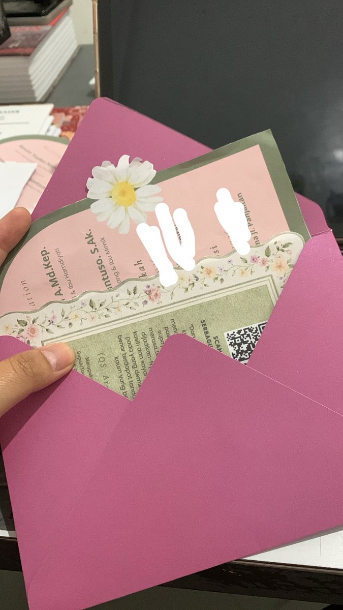 knowynl's tweet photo. keriwehan bikin undangan wedding sendiri, gpp yg penting murah 😝 https://t.co/IkqoMuoBVM