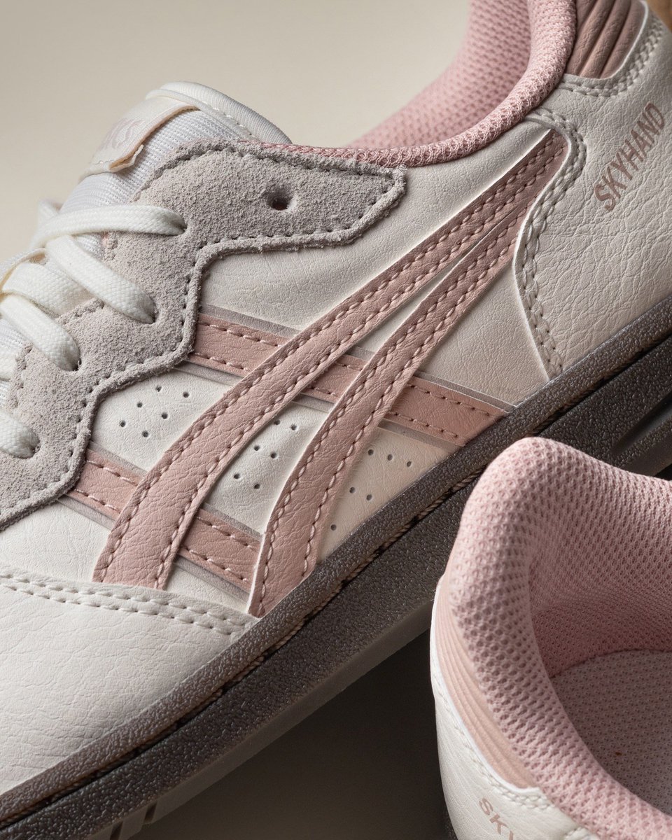 baleiit's tweet photo. HAH INI ASICS? KIRAIN ONITSUKA, CAKEP BANGET BJIR😭 https://t.co/atL2qGhl9F