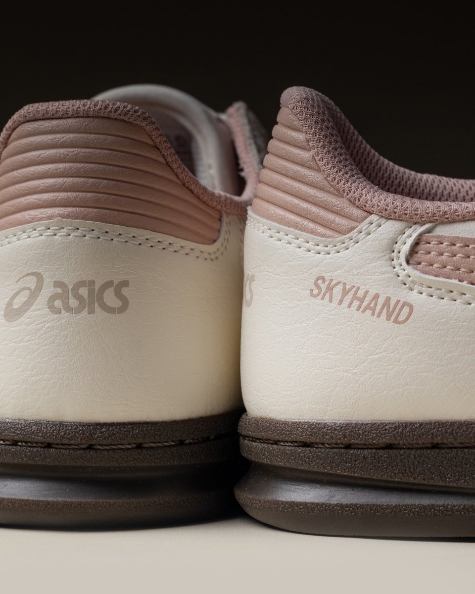baleiit's tweet photo. HAH INI ASICS? KIRAIN ONITSUKA, CAKEP BANGET BJIR😭 https://t.co/atL2qGhl9F