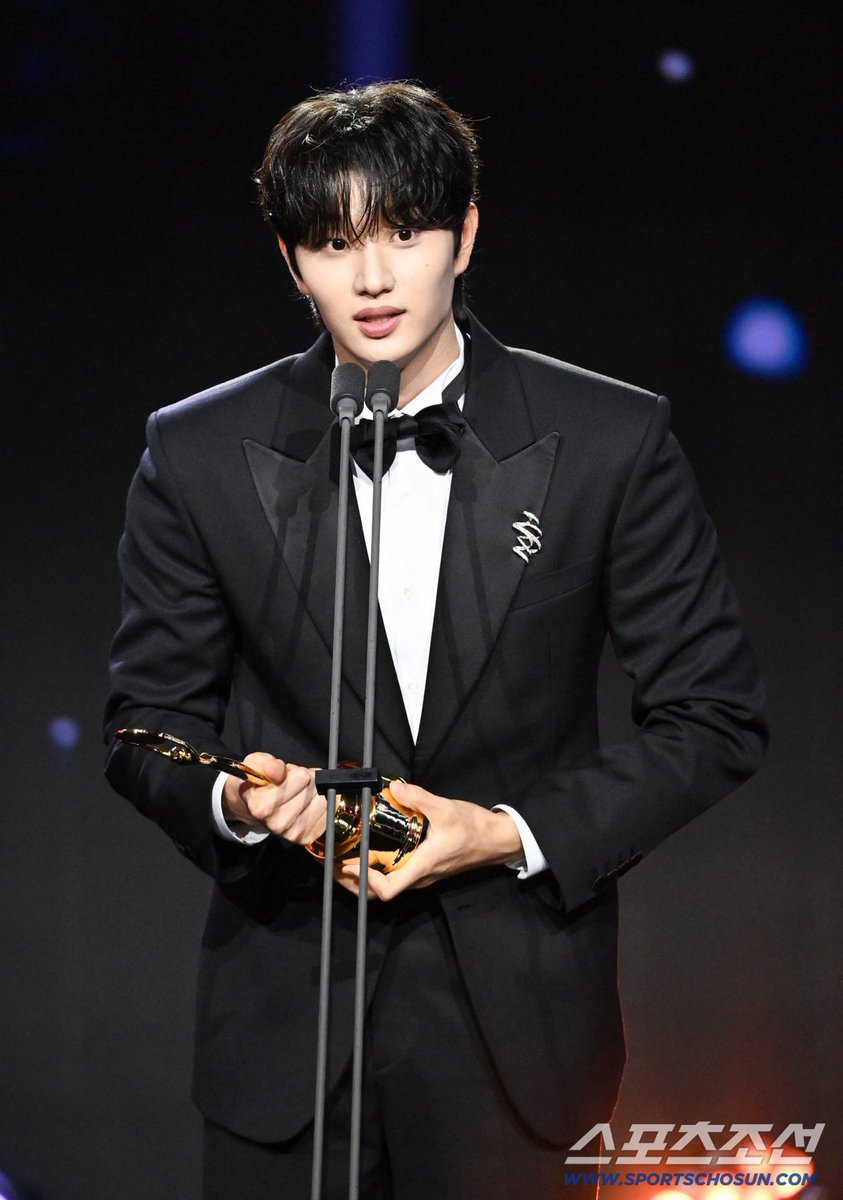 kdrama_menfess's tweet photo. •kdm• Selamat Kim Jaewon menang kategori Best New Actor berkat perannya di Yumi Cells 3 😭👏 https://t.co/LLOb6BP8Q8