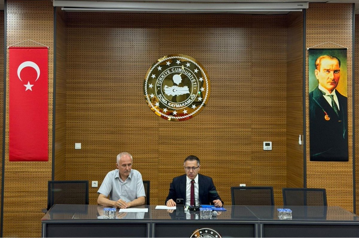 somailcemem45's tweet photo. LGS ve YKS'de dereceye girerek ilçemizi gururlandıran öğrencilerimiz, Soma Kaymakamlığında düzenlenen törende Kaymakamımız Sayın Ünal KOÇ tarafından kabul edilerek ödüllendirildi. Başarılarıyla örnek olan öğrencilerimizi, ailelerini ve emeği geçen öğretmenlerimizi tebrik ediyoruz https://t.co/gQnVSqOBRE
