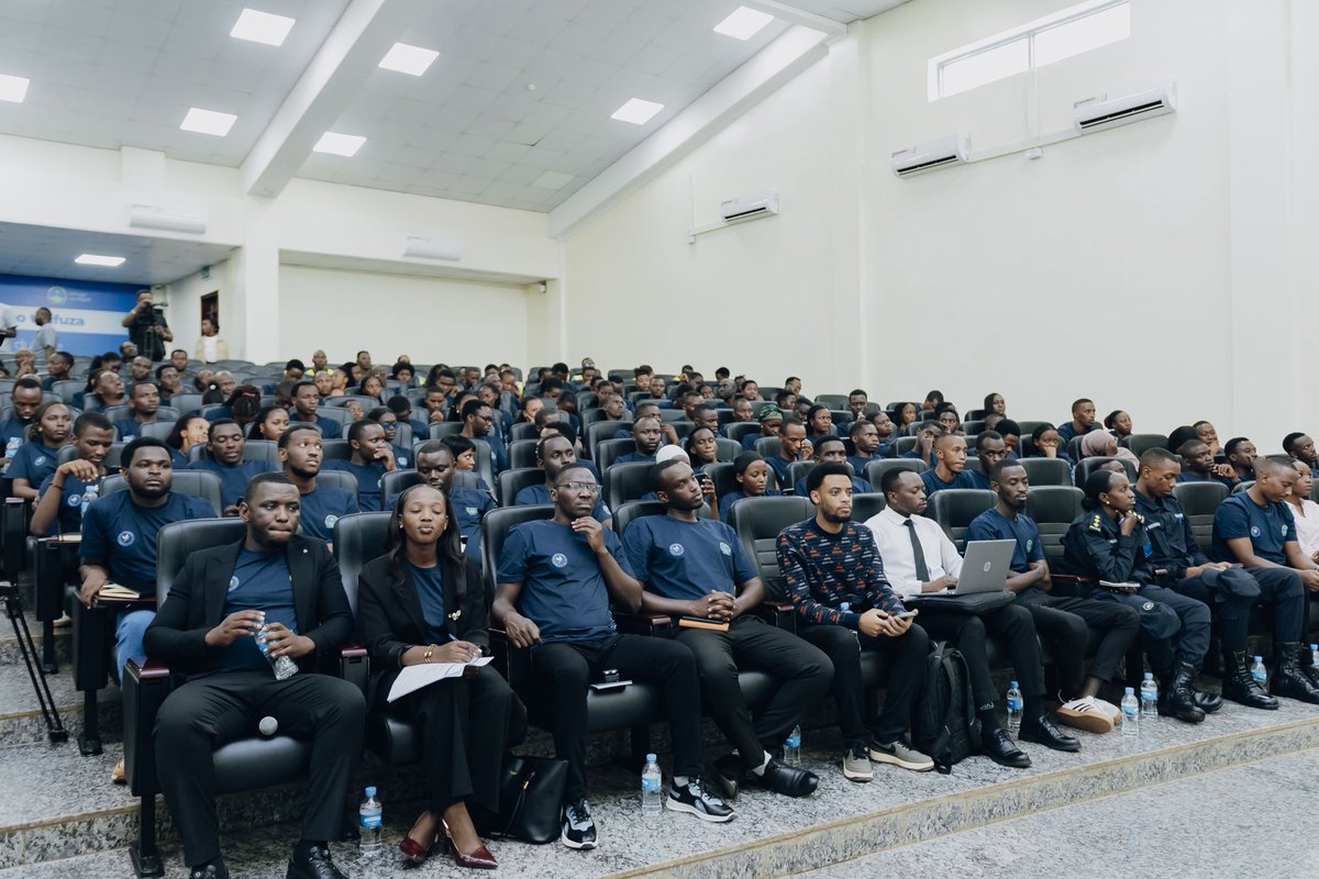 CityofKigali's tweet photo. Umuyobozi wa Polisi y’u Rwanda Wungirije Ushinzwe Ibikorwa CP Vincent Sano yashimiye Urubyiruko rw’Abakorerabushake ku ruhare bagira mu bikorwa byubaka Igihugu cyacu. 

Yibukije urubyiruko ko ari imbaraga z’Igihugu za none n’ejo hazaza kandi ko aribo bakwiye gusigasira indangagaciro na kirazira z’umuco Nyarwanda kugira ngo bazabirage abazabakomokaho mu gihe kizaza. 

CP Vincent Sano yavuze ko hari ikibazo cy’imyitwarire idakwiye mu rubyiruko aho: 

➡️ Usanga hari umubare munini w’abakobwa baterwa inda zitateganyijwe 

➡️ Urubyiruko rwishora mu byaha aho 47% by’abari mu magororero ari abari hagati y’imyaka 18 na 30. 

➡️ Mu magororero, abagera kuri 78% bari munsi y’imyaka 40

➡️ Abasaga 3000 banyuze mu bigo bifasha ababaswe n’ibiyobyabwenge (Rehabilitation Centres). 

Umuyobozi wa Polisi y’u Rwanda Wungirije Ushinzwe Ibikorwa yavuze ko Urubyiruko rw’Abakorerabushake ari ijwi rishobora gufasha mu guhindura urubyiruko rwishora muri ibi bikorwa bibi. 

Yasabye urubyiruko kudapfusha ubusa amahirwe Igihugu kibaha, bakiteza imbere, bakarangwa n’imyitwarire ikwiye kandi bakabikora bazirikana ko aribo bayobozi n’ababyeyi b’ejo hazaza Igihugu gikeneye.