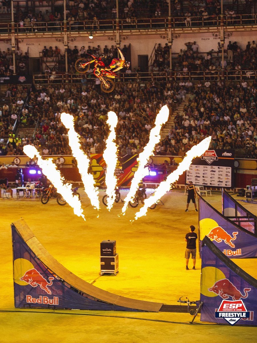 objetivosierra's tweet photo. 🏍️🥇 Maikel Melero conquista la segunda prueba del Campeonato de España de Freestyle Motocross en El Puerto de Santa María y consolida su liderato.

Más de 6.500 espectadores disfrutaron de una exhibición del cinco veces campeón del mundo.

#MaikelMelero #CEFMX #FreestyleMotocros https://t.co/Oqpbf2dv53