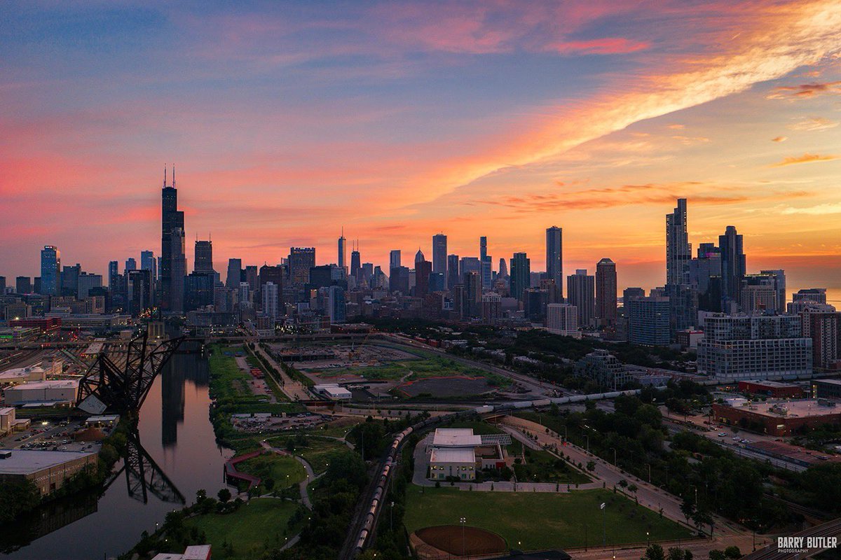 barrybutler9's tweet photo. Finally Friday on the Final Friday.   This morning's sunrise for the end of July in Chicago.  #weather #news #chicago #ilwx https://t.co/GyKC1IMSi0