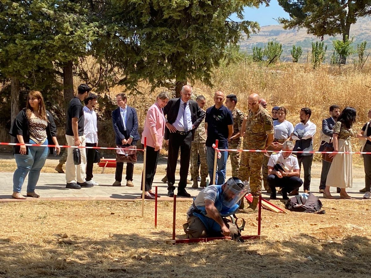GermanEmbBeirut's tweet photo. La coopération #humanitaire 🇩🇪🤝🇱🇧🤝🇫🇷  au service du #déminage au #Liban. Nous sommes fiers de mettre à l'honneur aujourd'hui le projet franco-allemand de déminage Al-Masar en partenariat avec @LebarmyOfficial, @ONG_HAMAP, @Uni_Of_Balamand et @LebMineAction . https://t.co/XeRlgiRnZ1