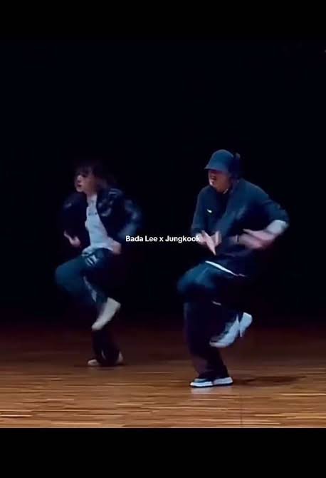 GlitzLuxe63994's tweet photo. Jungkook copied Taehyung vlog.
Jungkook stalked and begged Tae's friends to dance with them. Jungkook copied the whole moodboard of Tae. Even tried to leech on Tae's friends, stalked Tae's ads. Jungkook even tried to copy Tae's moves and hand gestures. https://t.co/a6HdIwsCVo