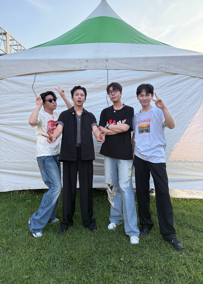 Band_Daybreak's tweet photo. [📸] 장흥 ROCK 페스티벌
 
 7월의 마지막 여름 밤을 데이브레이크와 함께! 🔥
 장흥을 가득 채운 뜨거운 록의 열기, 잊지 못할 여름밤! 🤘
 
  - 𝒔𝒆𝒕 𝒍𝒊𝒔𝒕  -
 1. 들었다 놨다
 2. 범퍼카
 3. 푸르게
 4. drip_DA
 5. 좋다
 6. HOT FRESH
 7. 꽃길만 걷게 해줄게
 
 #데이브레이크 #Daybreak #이원석 #김선일 #김장원 #정유종