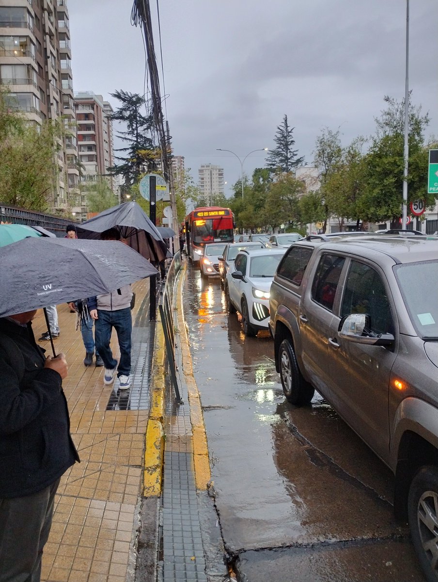 pabdugar's tweet photo. @Red_Movilidad @MuniNunoa @Carabdechile @TTISantiago Como los autos que doblan bloquean el paradero PD316, las micros tienen que detenerse en la segunda pista, y la gente sube y baja como puede, cero partes, cero preocupación por la seguridad https://t.co/bjf8lRMELb