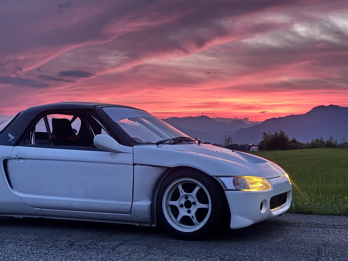 vtz_27dio's tweet photo. 夕焼けが綺麗で仕事の合間に少し乗った
やっぱりいい車だ https://t.co/TVOpN1V17N
