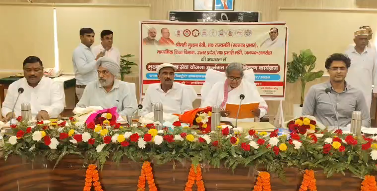 bstvlive's tweet photo. अमरोहा : प्रभारी मंत्री गुलाब देवी पहुंचीं अमरोहा
➡अधिकारियों के साथ की समीक्षा बैठक
➡दिल्ली के जंतर-मंतर प्रदर्शन पर बोलीं
➡‘छात्र संवाद का रास्ता अपनाते, आंदोलन का नहीं’
➡‘प्रदर्शन में विपक्ष और अराजक तत्व शामिल थे’
#Amroha #GulabDevi #UttarPradesh @gulabdeviup https://t.co/opS19qwouz