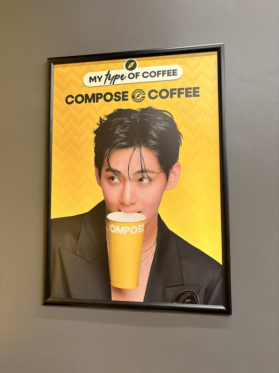 taehyungiecart's tweet photo. went straight to compose coffee in market-market after work hours despite the heavy rain shskdjd all for you, kim taehyung!! 🥹🖤💛

#ComposeCoffeePH
V FOR COMPOSE COFFEE
COMPOSE COFFEE MODEL V
#TaehyungxComposeCoffee
#VxComposeCoffee https://t.co/18MlsDtM3O