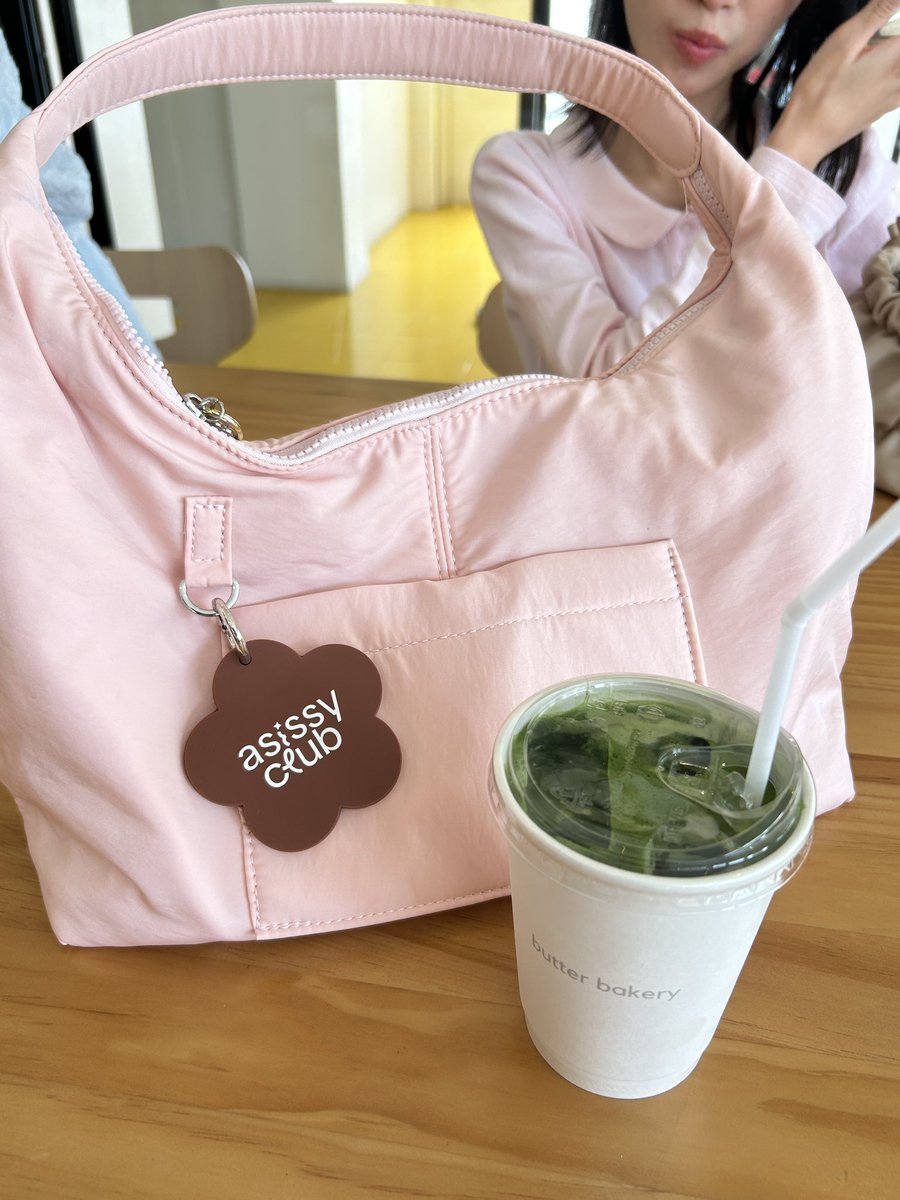 jiwliwstyle's tweet photo. Pink milk🧁🐰ที่ถูกต้อง น่ารักมากๆ ใครกำลังหากระเป๋าใส่ไปทำงาน ไปเรียน ป้ายยาเลย คิวท์ทึสุดดดด จุของได้เยอะ แบกบ้านได้เลย ผ้ากันน้ำด้วย สายซุ่มซามอย่างชาวเราชอบเลยละ🌟🍰🎀 https://t.co/G8A4QOQLid