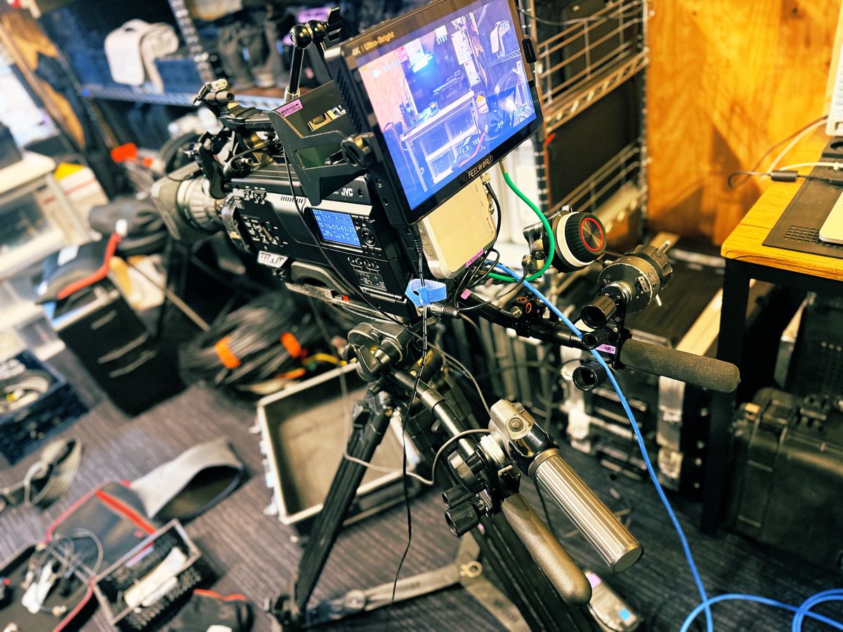 TimecodeLab's tweet photo. 今回の舞台撮影。センターカメラはバイクスタイルで構築。
いままでVFは5インチぐらいのモニターでしたが、今回は10インチぐらいにサイズアップ。
カメラマンがアイリスを手元でコントロール出来るようにしてから、着実にバイクスタイルの改良が進み、出番も増えています(^_^) https://t.co/Nu82QflKQv