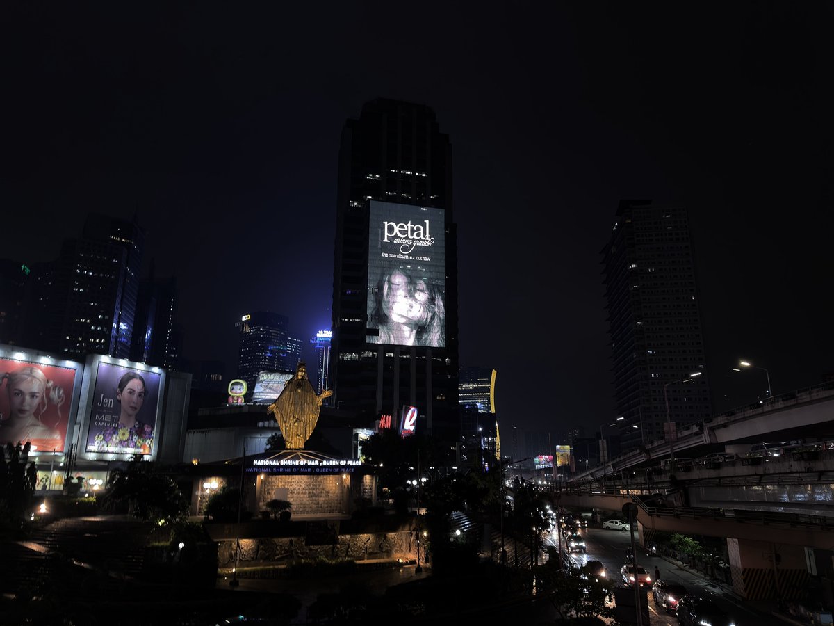 ArianatorsPH's tweet photo. Ariana 'petal' promo in the Philippines! 🇵🇭 https://t.co/L3WEhVKOFB
