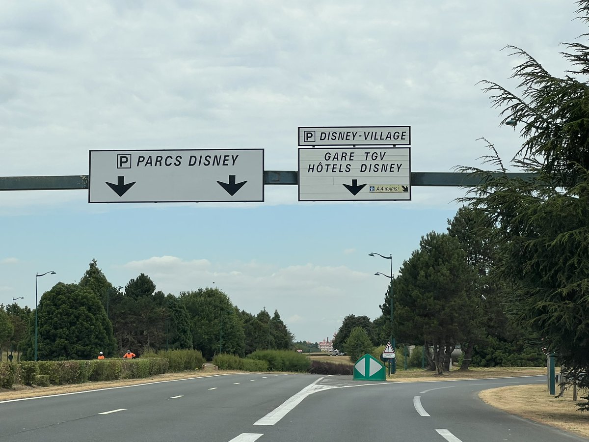 MouettoDCP's tweet photo. Petite mise à jour de la signalétique de @ValdEuropeagglo pour le parking Visiteurs des Parcs de @DisneylandParis @DLPNews. Bye bye Walt Disney Studios ! https://t.co/bWRPV3H8BX