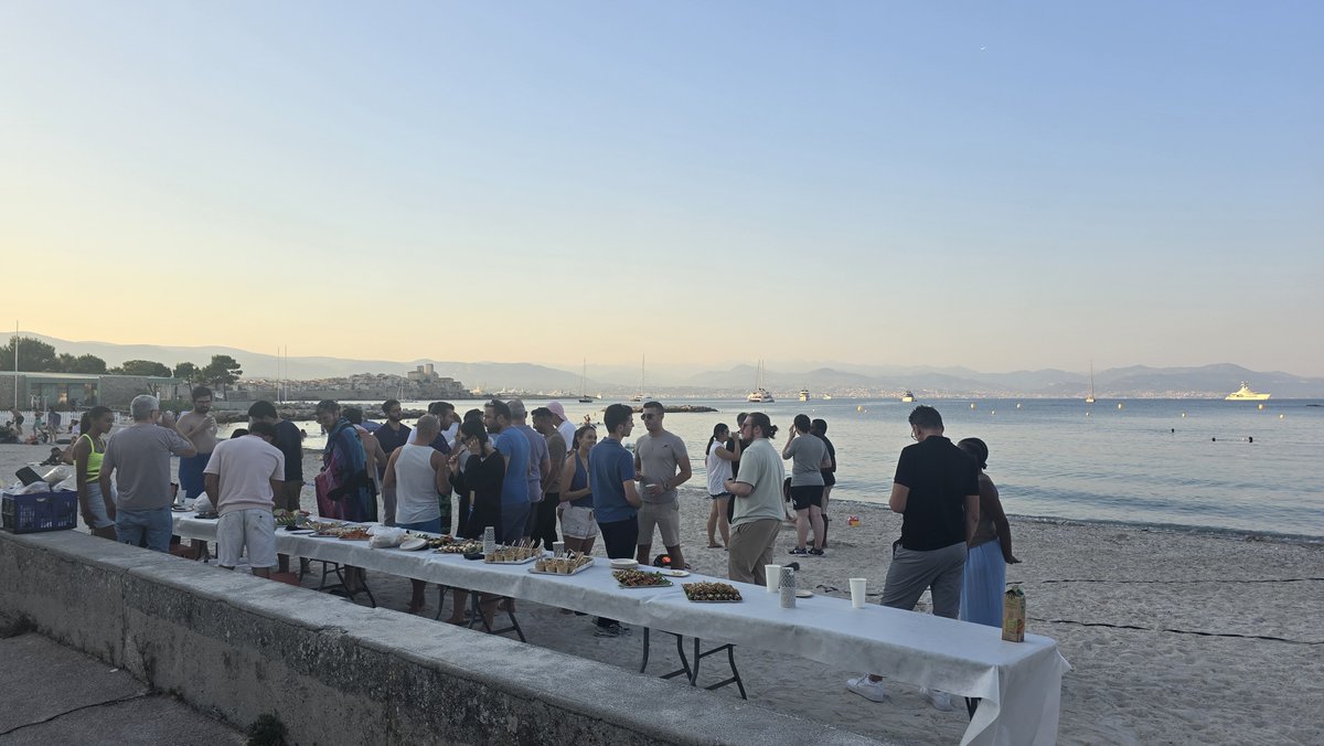 ELSYSDESIGN's tweet photo. [#Afterwork] ☀️

Comme chaque été, nous nous sommes donnés rendez-vous sur la plage de la Salis à Antibes pour notre traditionnel afterwork.

Au programme : cocktail dînatoire et coucher de soleil sur la Méditerranée.

Bel été à toutes et tous ! https://t.co/Kv5S9j7Qfn