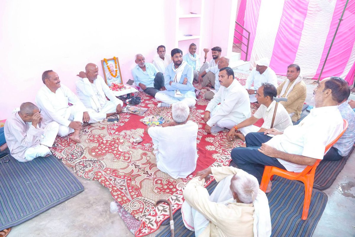 rajeshchbjp's tweet photo. मांट विधानसभा क्षेत्र के ग्राम नसीटी में स्व. प्रहलाद मुखिया जी, ग्राम हरनौल में स्व. रामकुमार जी, तथा ग्राम टेंटीगाँव में स्व. राधाकृष्ण लवानिया जी एवं स्व. नीतू देवी जी के आकस्मिक निधन की दुःखद सूचना पर आज शोकाकुल परिजनों से भेंट कर अपनी गहरी शोक संवेदनाएँ व्यक्त कीं तथा दिवंगत आत्माओं को श्रद्धासुमन अर्पित की ।

ईश्वर से प्रार्थना है कि दिवंगत पुण्यात्माओं को अपने श्रीचरणों में स्थान प्रदान करें तथा शोकाकुल परिवारों को इस असीम दुःख को सहन करने की शक्ति, धैर्य एवं संबल प्रदान करें।

ॐ शान्तिः