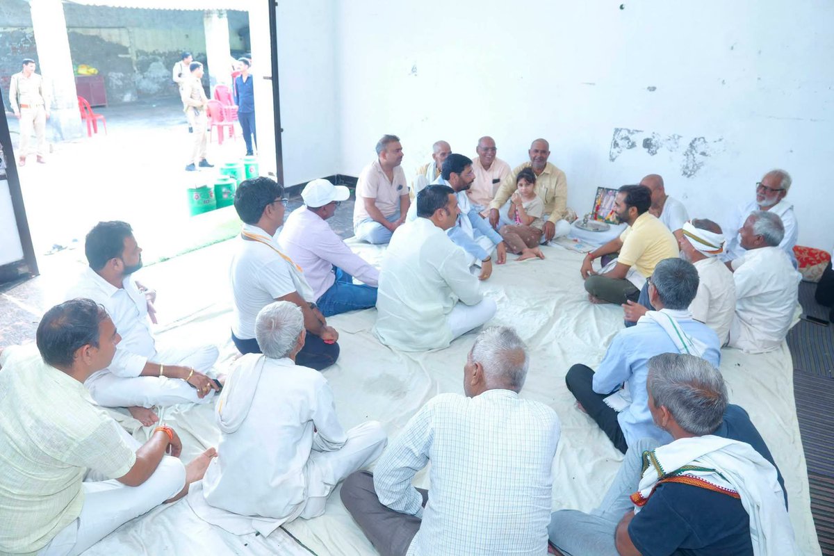 rajeshchbjp's tweet photo. मांट विधानसभा क्षेत्र के ग्राम नसीटी में स्व. प्रहलाद मुखिया जी, ग्राम हरनौल में स्व. रामकुमार जी, तथा ग्राम टेंटीगाँव में स्व. राधाकृष्ण लवानिया जी एवं स्व. नीतू देवी जी के आकस्मिक निधन की दुःखद सूचना पर आज शोकाकुल परिजनों से भेंट कर अपनी गहरी शोक संवेदनाएँ व्यक्त कीं तथा दिवंगत आत्माओं को श्रद्धासुमन अर्पित की ।

ईश्वर से प्रार्थना है कि दिवंगत पुण्यात्माओं को अपने श्रीचरणों में स्थान प्रदान करें तथा शोकाकुल परिवारों को इस असीम दुःख को सहन करने की शक्ति, धैर्य एवं संबल प्रदान करें।

ॐ शान्तिः